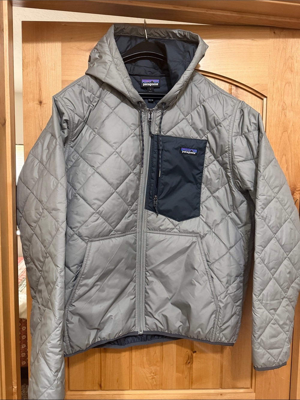 NWOT Patagonia Men’s Gray Diamond Quilted Hooded Bomber Jacket with Navy